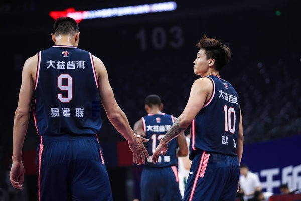 新疆队碾压广东队，保罗带队取胜