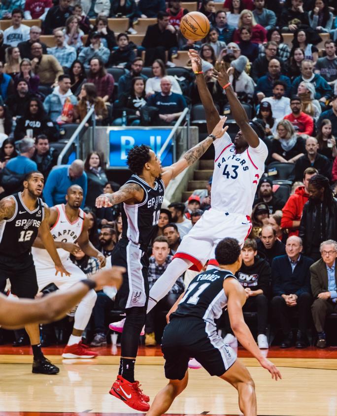 马刺碾压江苏队，西亚卡姆带队取胜