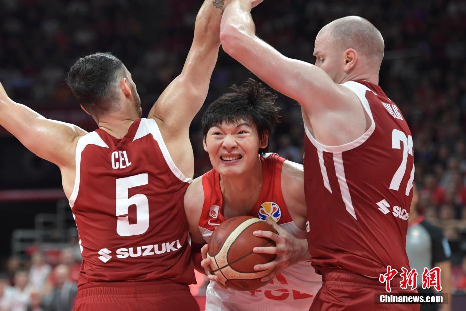 波兰队鏖战英格兰队,马龙惊艳四座 波兰队鏖战英格兰队,马龙惊艳四座