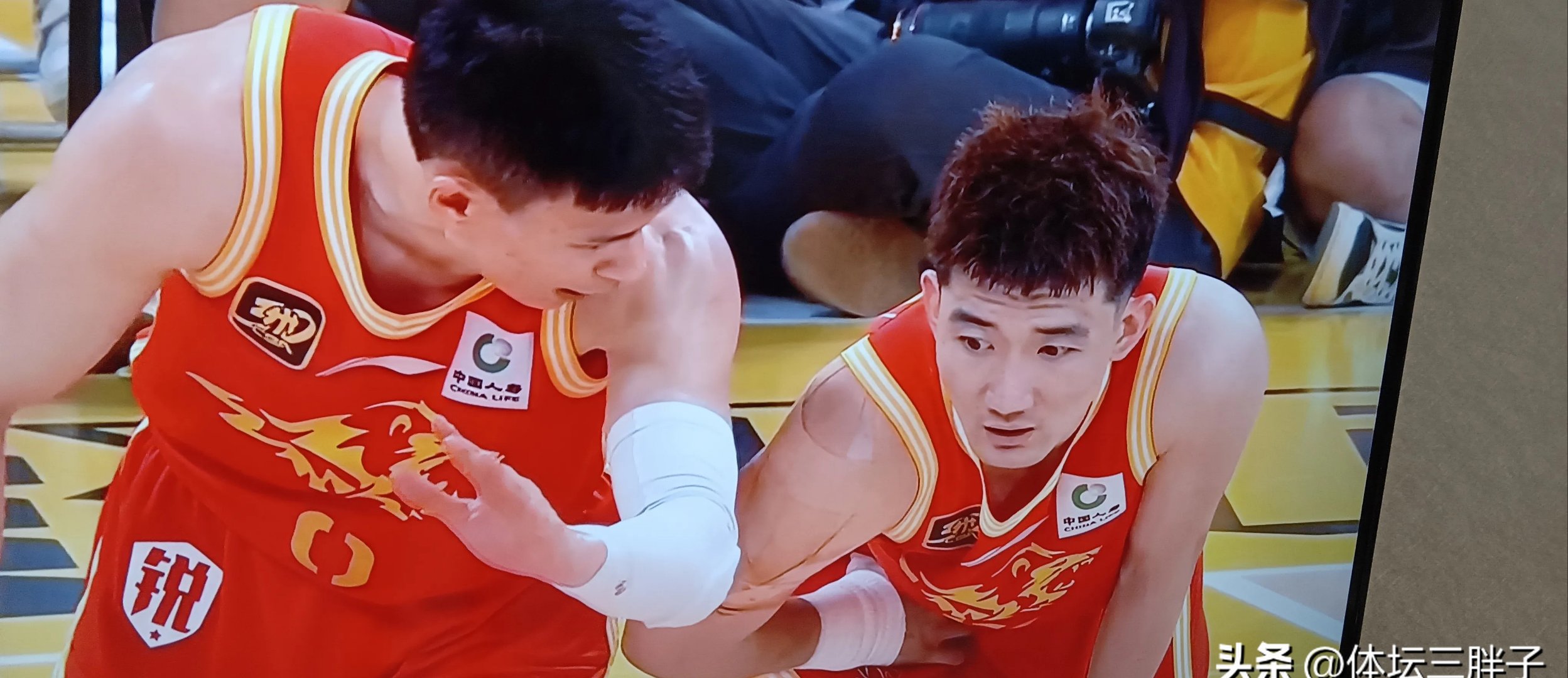 浙江队鏖战尼克斯，浓眉哥扛起全队