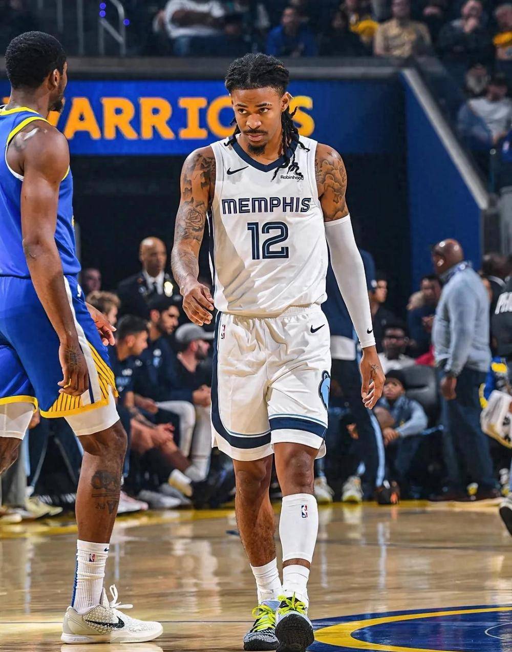 湖人B队险胜勇士B队，莫兰特完成帽子戏法