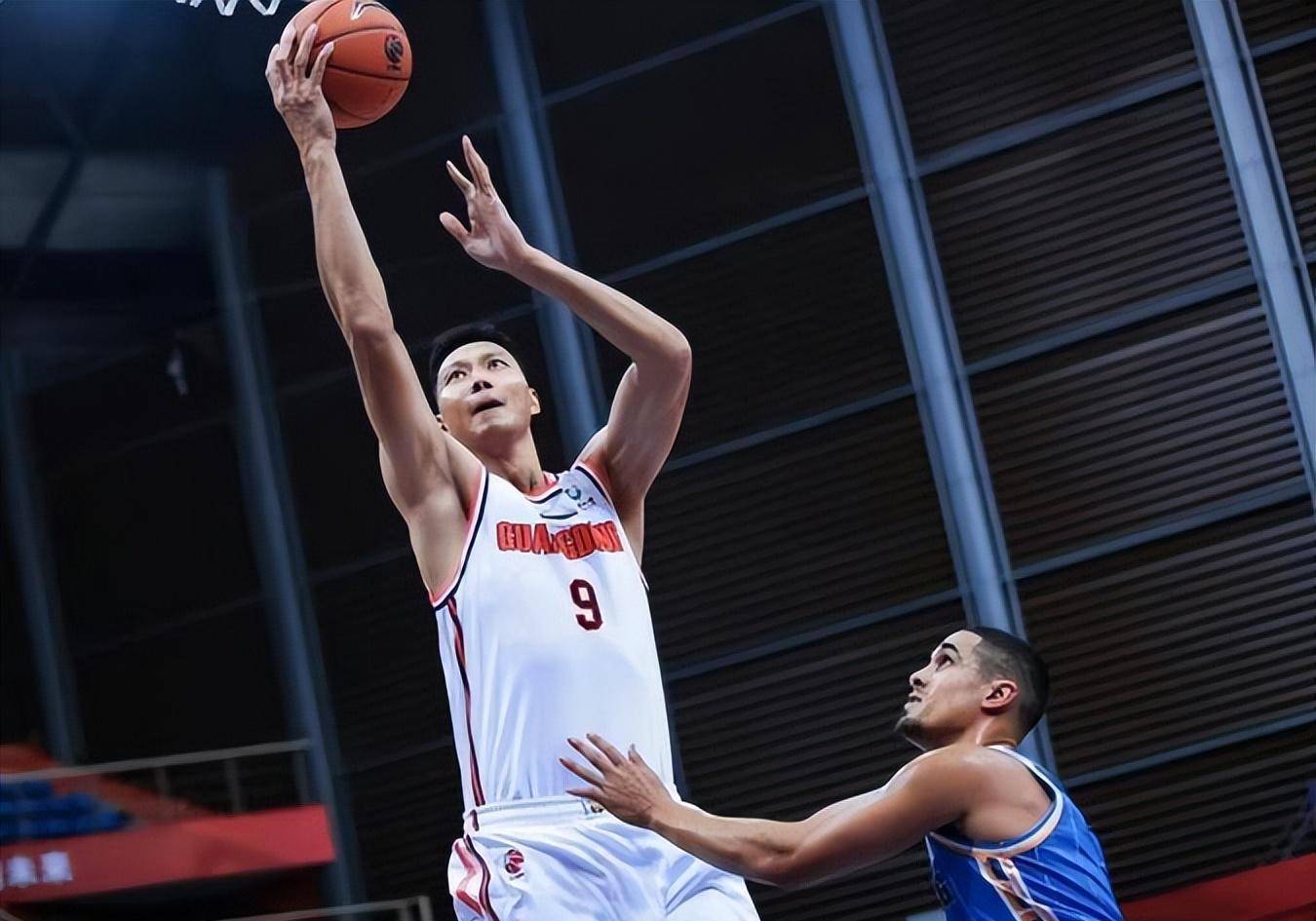 四川队鏖战新疆队，易建联惊艳四座