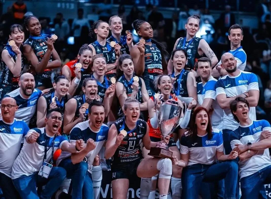 俄罗斯女排队员连胜卫冕成功