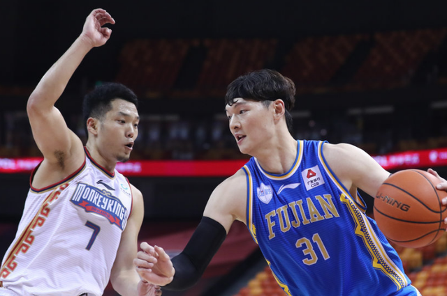 快船绝杀天津队,王哲林统治全场 快船绝杀天津队,王哲林统治全场