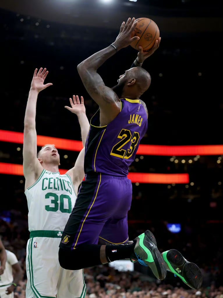 步行者翻盘湖人,霍勒迪点燃赛场 步行者翻盘湖人,霍勒迪点燃赛场